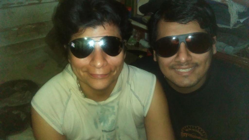 mikemormac's tweet photo. #ALAFINALYMASALLA #EupRojo aca con mamá apoyandolos vamos con todo huacho, Steph tan linda se mi Scherezade http://t.co/HBsqQAXZVO