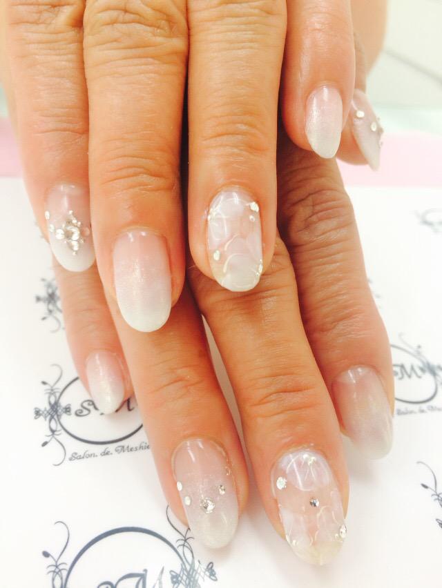 ネイルサロン サロン ド ミーシェ V Twitter ふんわりお花の白グラデーション ブライダルにもいいですね゚ ノ゚ キラキラスワロフスキーもステキさプラス ネイル 御茶ノ水 中央線 総武線 白 グラデーション 花 アート Http T Co 2akhtx9n7k