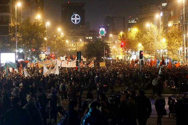 adnradiochile's tweet photo. Más de 100 mil personas marcharon por la Alameda http://t.co/XmEmoEX0Aa http://t.co/3lsJ27vPhl