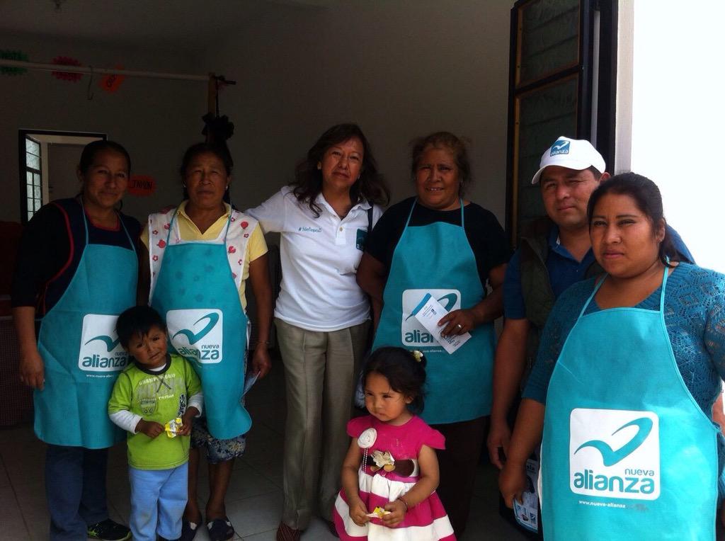 morahmar's tweet photo. Mi compañera de fórmula @NOEMIMIRIAM1, en visitas domiciliarias en #Comaltepec. #VotaTurquesa @gerislas http://t.co/wZLrNfVGsH