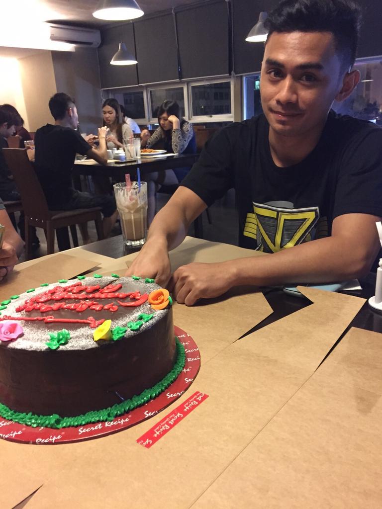 happy birthday to the worlds best pro-wrestler, Seth Rollins! Here\s a cake! 