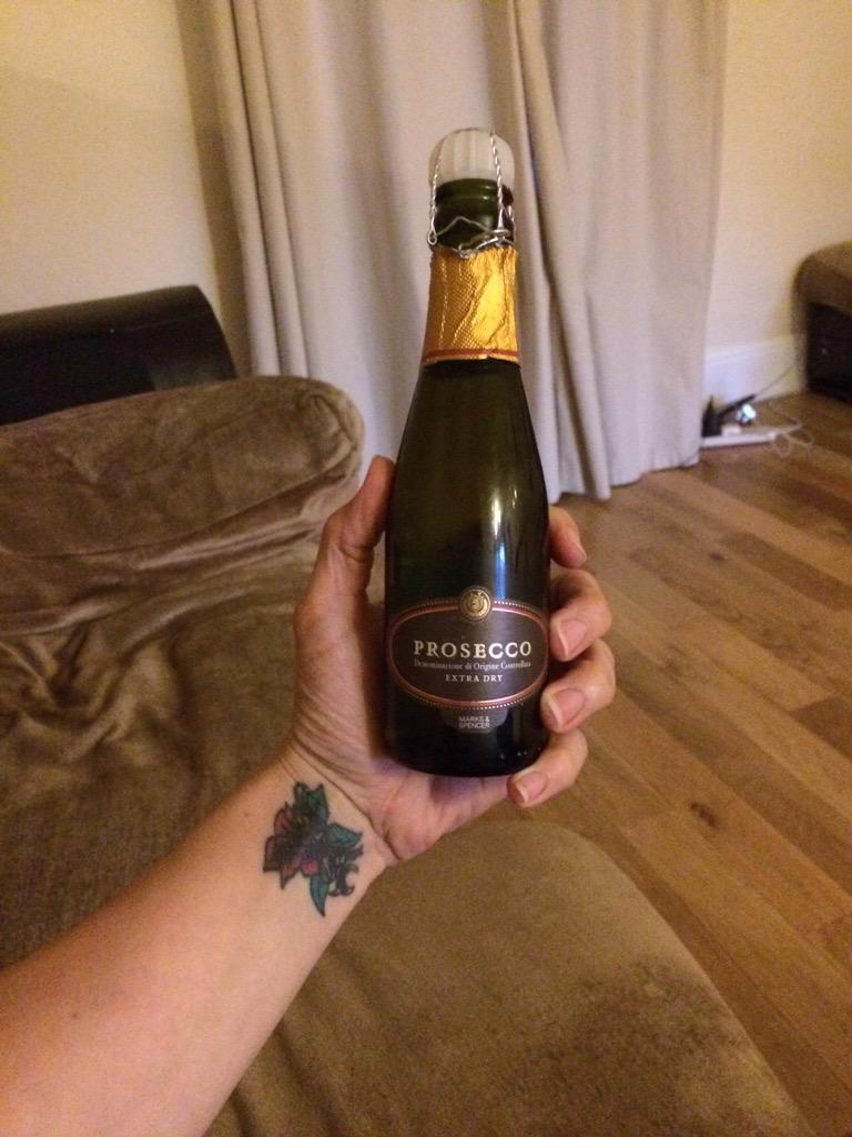 Amy_Angelface26's tweet photo. First class honours degree!! Woohoo couldn't be happier #celebrating #ProudToBeMe 😃👍🎓 http://t.co/WeJ2JcxdYx