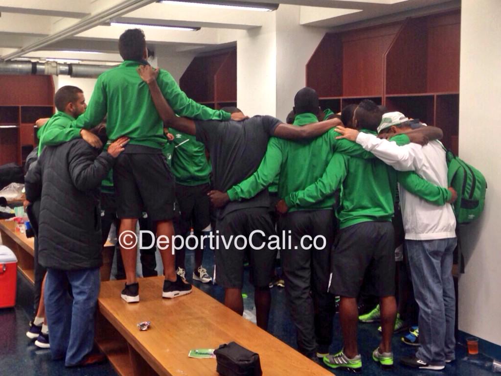 DeportivoCaliCP's tweet photo. Este momento, el de la oración en el camerino,  muestra que estamos más unidos que nunca. #JuntosVamosPorMás http://t.co/LGVfyHc3gR
