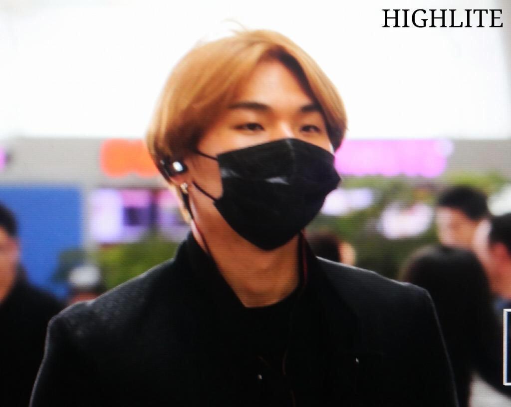 [29/5/15][Pho] BIGBANG @ Sân bay Incheon đến Quảng Châu, TQ CGJIeqGU0AETdIW