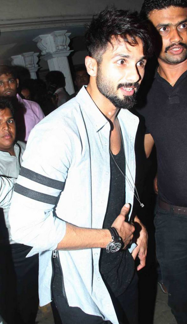 DesiSpy's tweet photo. RT: Shahid Kapoor's recent Picture at an event! http://t.co/63rJuRW6Sk #eventen #shahidkapooren #udtapunjaben http://t.co/0K1VyTWUi9