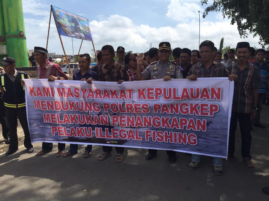 Dukungan msyarakat nelayan  kpd polri untuk mmbrantas illegal fishing di pangkep <a href="/dayatonya/">Mohammad Hidayat</a> <a href="/susipudjiastuti/">Susi Pudjiastuti</a>