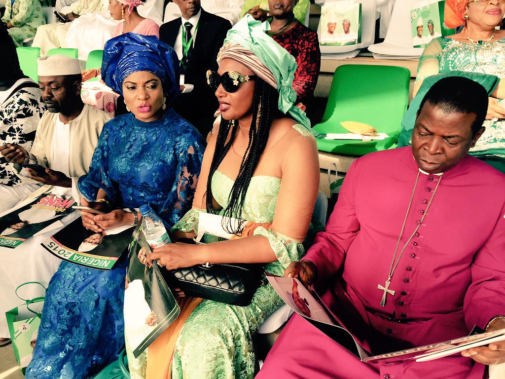 あいさわ一郎 ナイジェリアの大統領就任式 アフリカ 中東各国の式典参加者が多数 それぞれの民族衣装は個性的 式典会場は祝意と友情に溢れている しかし会場の一歩外側には厳しい現実がある 望むべくは 互いの違いを認め合って共存共生の知恵を持つ