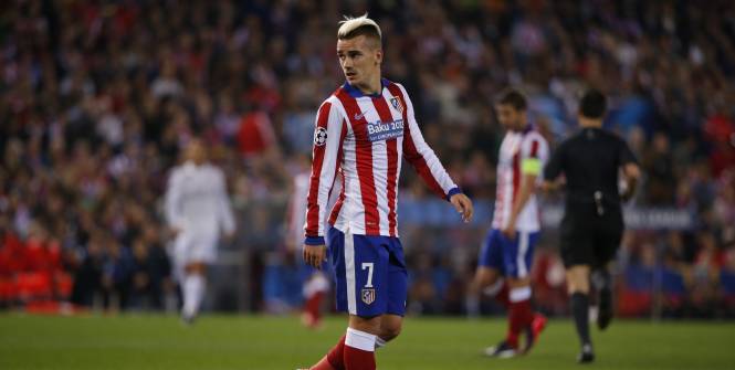 lequipe's tweet photo. Antoine Griezmann reçoit le Onze d'Or http://t.co/LXIFPXMouc http://t.co/WbfU6dkkWE