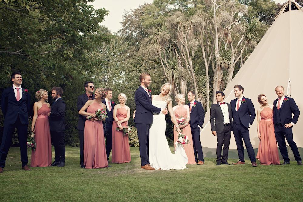 Gorgeous vines, bright blooms and love frame this fabulous outdoor #wedding &amp; tipi reception
rockmywedding.co.uk/susie-robert/