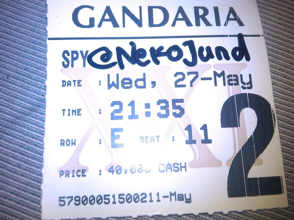 NekoJund's tweet photo. #SpyMovieID "HANDPHONE" @20thCFoxID http://t.co/hy6fnGDn8I
