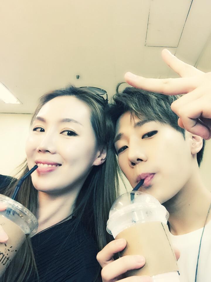 오늘 뮤직뱅크 대기실서 성규가 쏜 커피 마시며 랄랄라~~ 성규야 너여야만 하는구나ㅋ 오늘도 멋드러지게 홧팅!!!❤️ #김성규 #너여야만해 #뮤직뱅크 #김희선 #이야기사운드