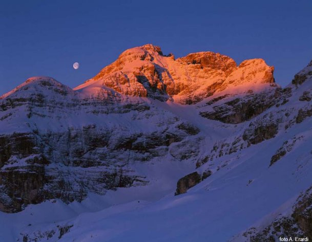 DolomitesUNESCO's tweet image. #Puetz #Odle mountain group is surrounded by 3 valleys: #Funes, #Badia, #Gardena