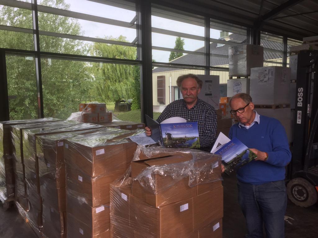 De schitterende herdrukken van #kinderdijk boek zijn klaar en worden uitgeleverd vanaf vandaag! <a href="/KinderdijkMills/">Molens Kinderdijk</a>