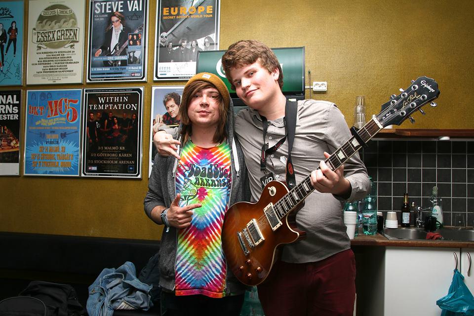 Our artist @NatanaelSummer together with amazing <a href="/TMWABV/">ManWithABrokenVoice</a> backstage at KB, Malmö!