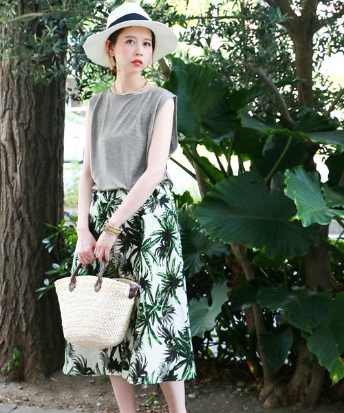 Kbf Online Shop 新作pick Up ボタニカルセットワンピース 8 640円 税込 Http T Co m6akuomy 大胆なボタニカル柄がポイント 大人っぽい配色が嬉しいですね Http T Co D5yx9pw8vo Twitter