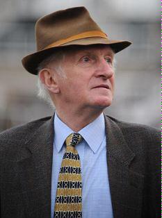 Happy 70th Birthday 2 this man Martin Pipe, who\s 1st winner was ridden by this other man, Lenny Lungo 40yrs ago. 
