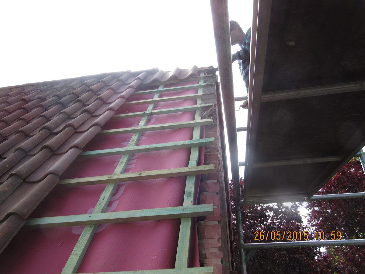 JeanGrell's tweet image. Ajout d'une annexe, aujourd'hui nous carrelons le garage, finissons les extérieurs ainsi que la toiture