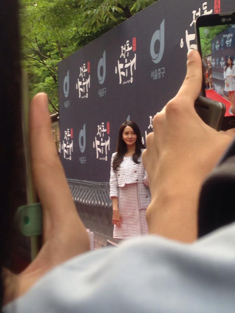 [PIC][29-05-2015]YoonA tham dự "Jung-gu Culture Night Festival" tại Deoksugung vào chiều nay CGKhoWoUIAAexkl