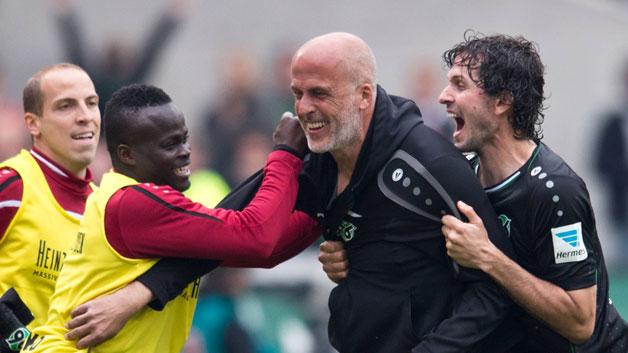 Bundesliga_EN's tweet image. Extension!

Michael Frontzeck pens longer deal after saving @Hannover96 from #Bundesliga drop

bndsl.ga/5jFm2