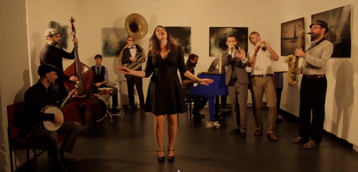 June Milo, une voix en miel et deux émeraudes en guise de regard - Clip tourné à la galerie : tinyurl.com/JuneMilo