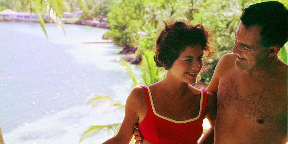 TeleLifestyle's tweet photo. The mystery honeymooners: do you know this couple? 
http://t.co/n9ryHRjrbu http://t.co/5jJlLCDsv8