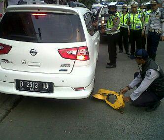 Penertiban parkir bersama jajaran polres di jl. margonda <a href="/Nur_Mahmudi/">Nur Mahmudi Isma'il</a> <a href="/pemkotdepok/">PEMERINTAH KOTA DEPOK | #AyoPakaiMasker</a> @restadepok
