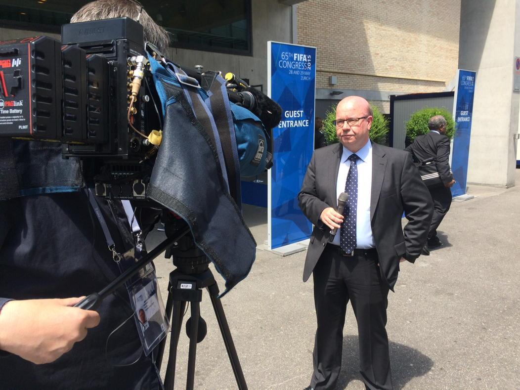 Jesper Møller holder pause fra kongressen og er live på <a href="/TV2SPORTdk/">TV 2 SPORT</a> Fornemmelsen er, at Blatter vinder valget. #fifa