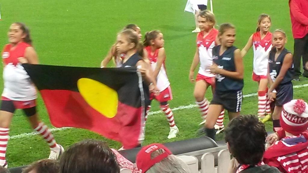 Anneke_d_p's tweet photo. Halftime @SCG & the #Auskickers get ready to play! #IndigenousRound #AFLSwansBlues ☺ http://t.co/C11Mk7nNUE