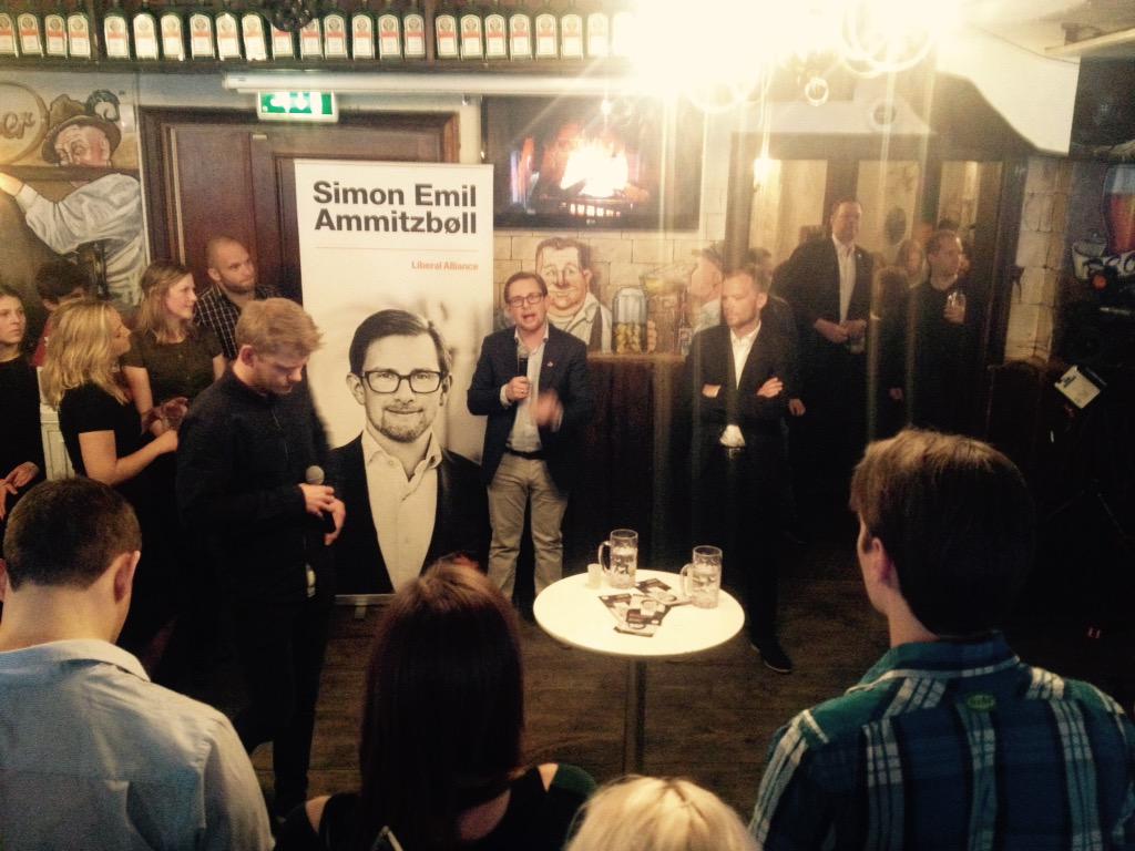 AvWLovgreen's tweet photo. .Vi er i fuld gang på @LiberalFredag med @SimonEmilAmmitz &amp; @PHummelgaard #dkpol #fv15 #DRdinstemme http://t.co/RVqTTxga54