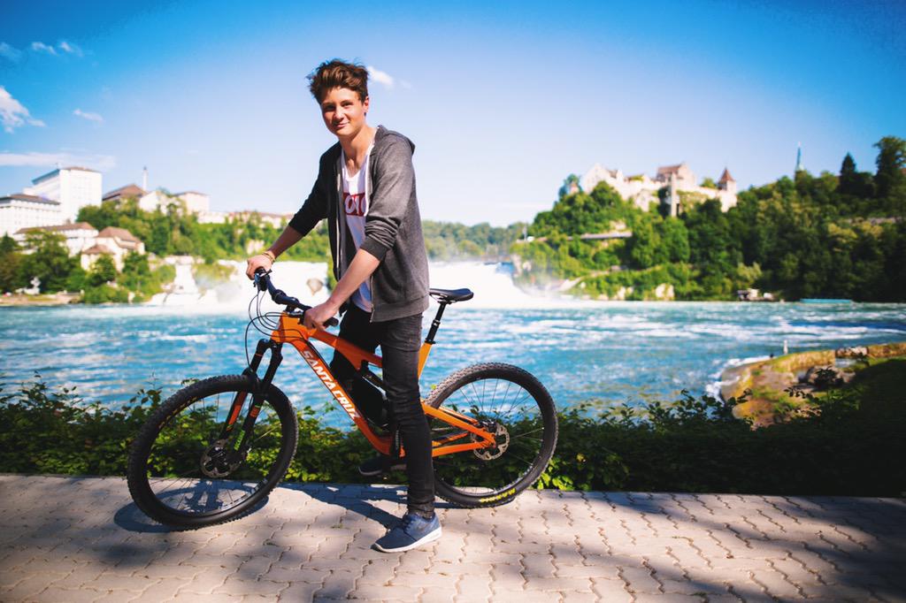 FelixLaden's tweet photo. Heute mal Mountainbiken am Rheinfall in der Schweiz! Macht Laune! 😄🚲 http://t.co/Pc0bDps298