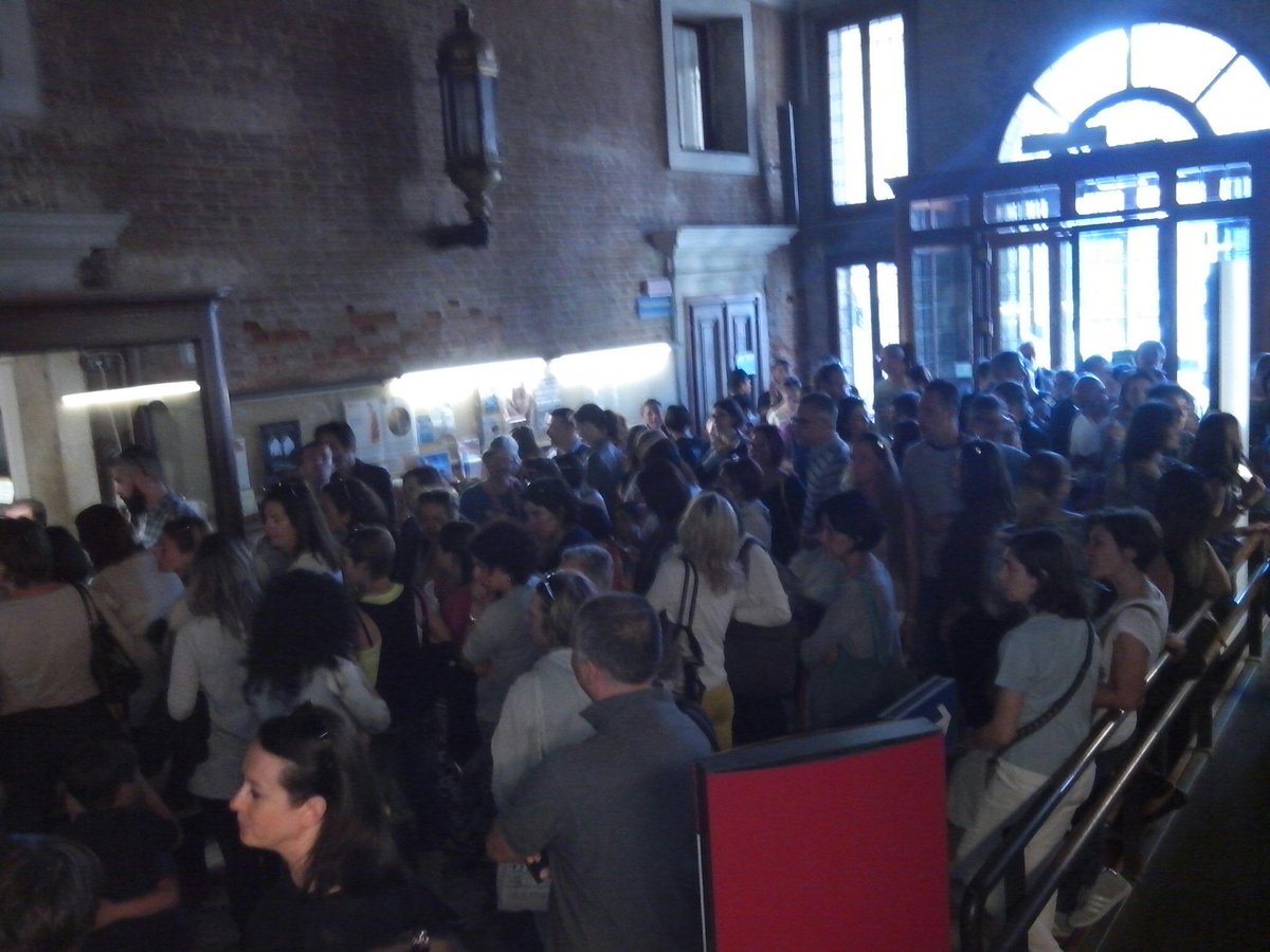 foscodibernardi's tweet photo. Arriva altra gente #zappalorto si barrica in #comune ma noi vogliamo salire #stoptagli #stopaumenti @global_project http://t.co/m8aX5hPK1V