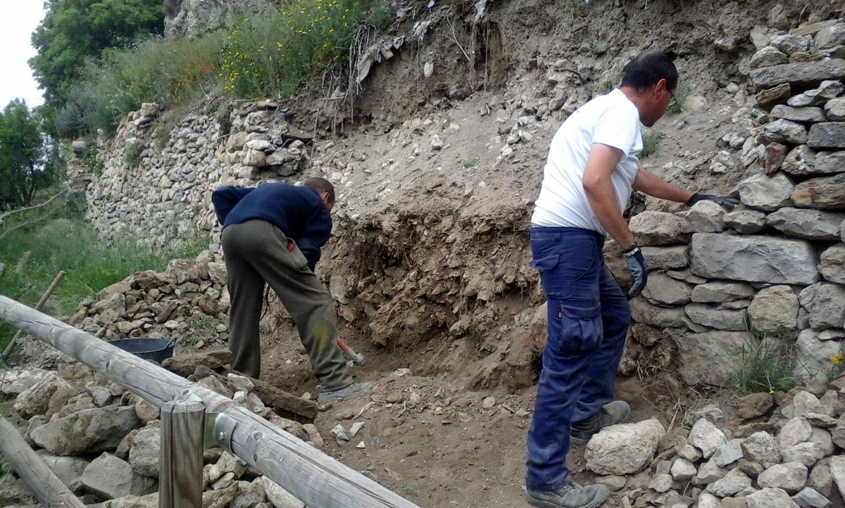 MancElsPorts's tweet photo. El Taller d'Ocupació condiciona el sender que permet visitar el recinte emmurallat de Morella http://t.co/NybynmtnaO
