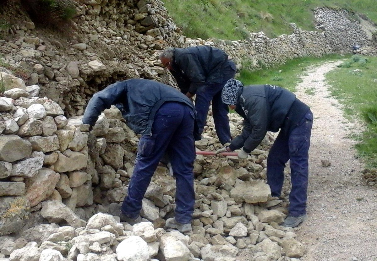El Taller d'Ocupació condiciona el sender que permet visitar el recinte emmurallat de Morella