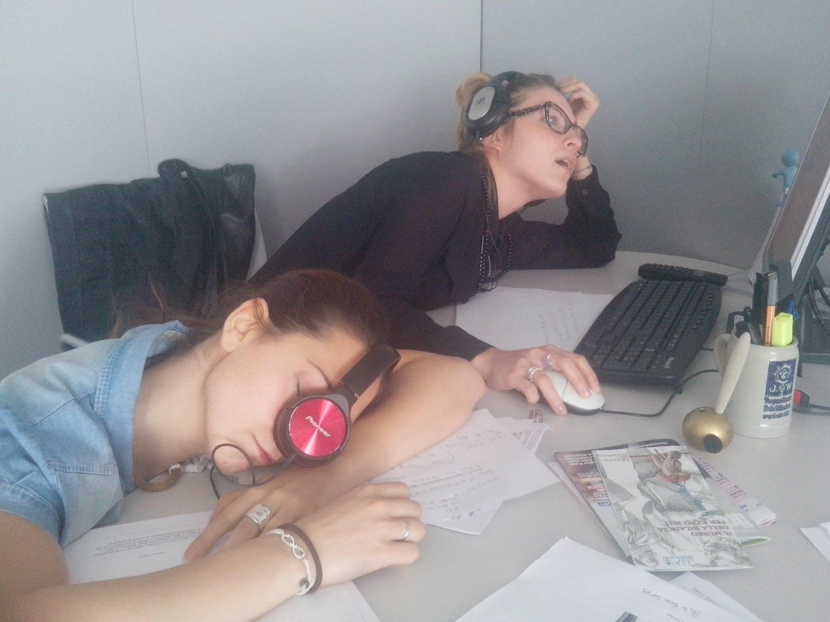 radiopico's tweet photo. E' Venerdì per tutti! Lila e Matilde in redazione, hanno bisogno di un bell' #aperipico per riprendersi..e voi? http://t.co/IJgZvQFXXA