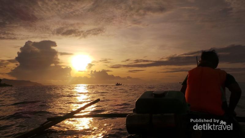 detikcom's tweet photo. Begini Cantiknya Sunrise di Teluk Kiluan, Lampung http://t.co/lOFPTJsNrQ via @detiktravel http://t.co/JALaeEOfTT