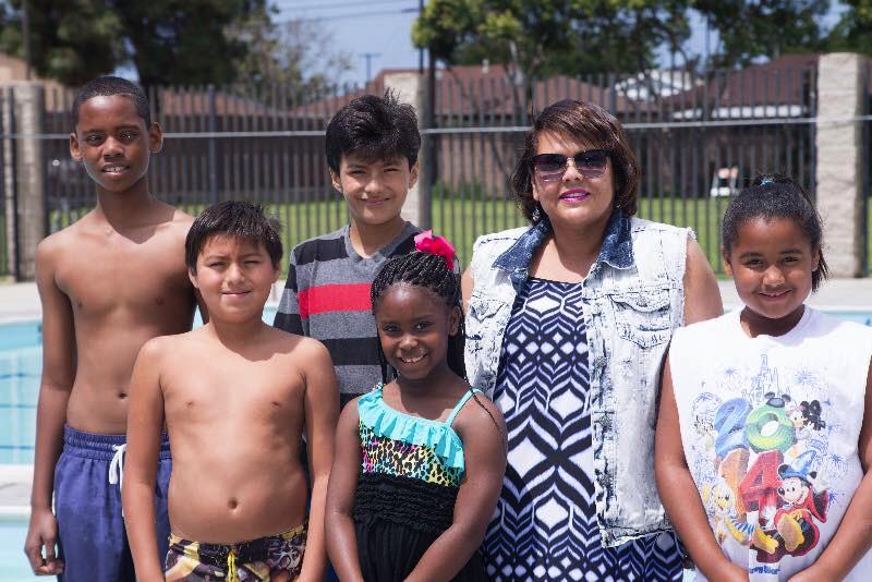 Lejos queda el dominio afroamericano, hoy #Compton es territorio #latino bit.ly/1PSFUUV <a href="/hoylosangeles/">Hoy</a>