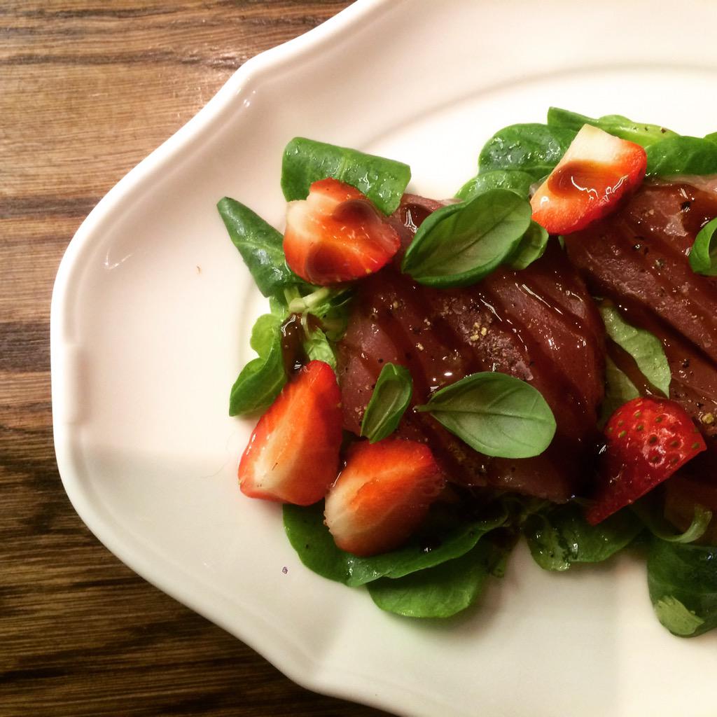 We open the kitchen at 6:00pm! #special #tunasashimi #miammiam