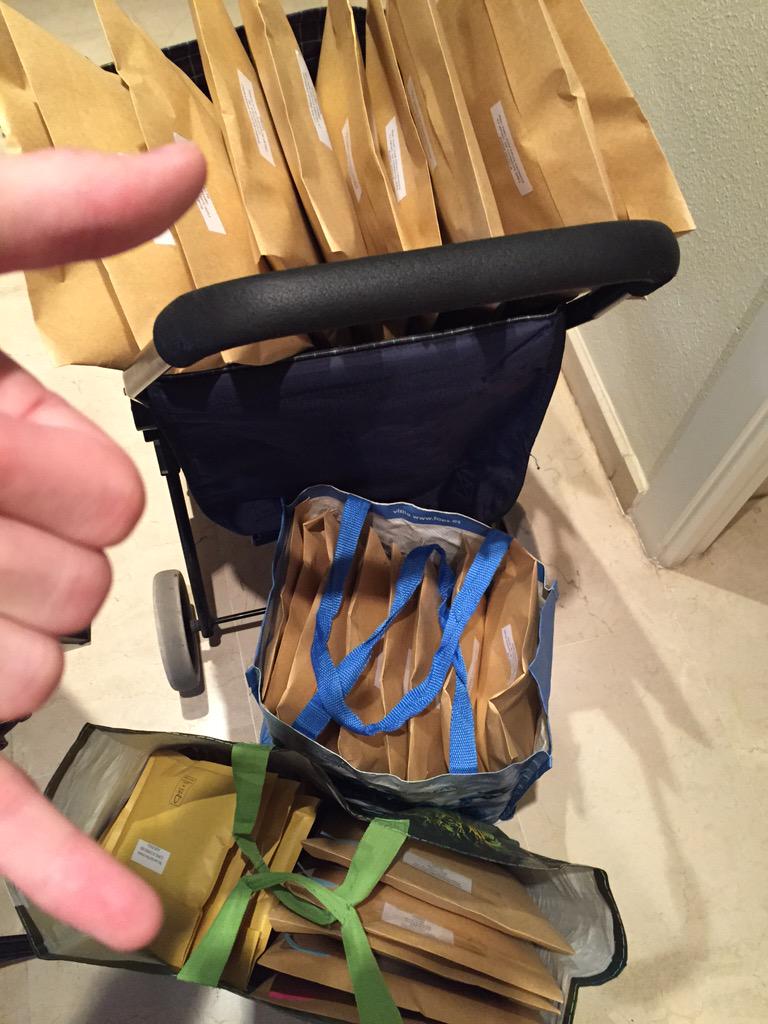 jotaparker41's tweet photo. Bajo a Correos. Necesito manos jajaja ese carrito de la compra va a reventar http://t.co/YtGfDW1tDK