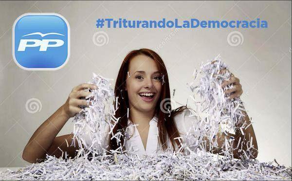 Nachoanon's tweet photo. #RajoyDimision #TriturandoLaDemocracia Esto es lo q entienden x democracia. #MarcaPP #PParticular nunca mais http://t.co/aOVThF2Gs9