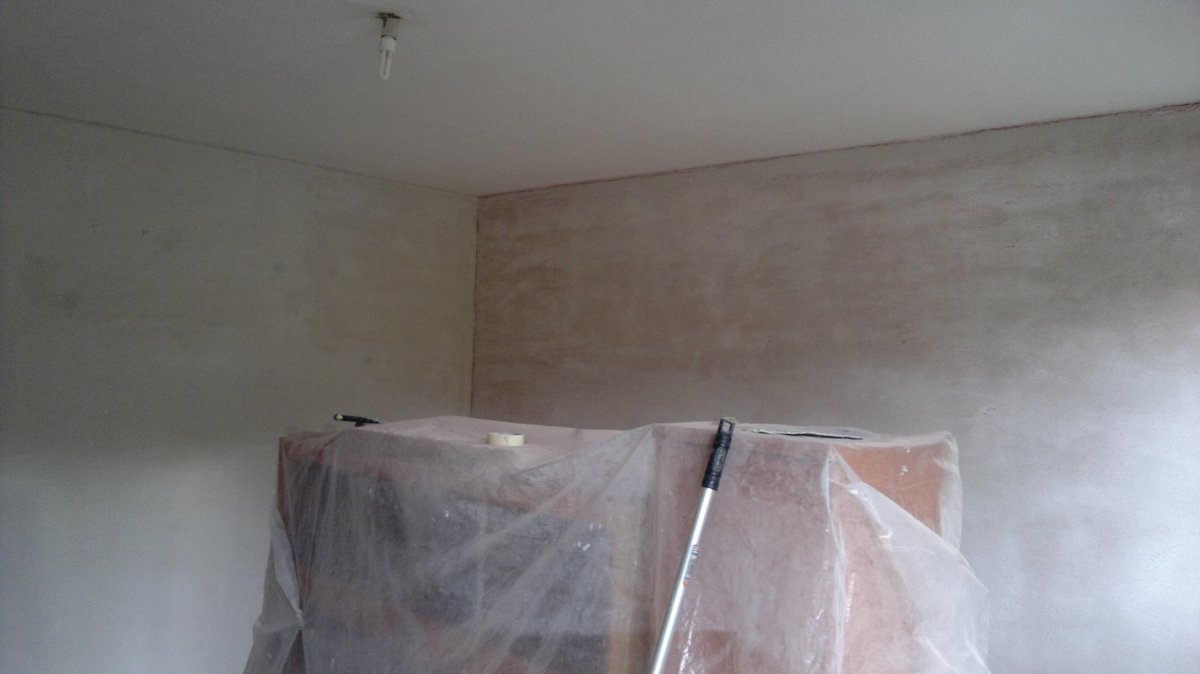 Pint_Gasamans's tweet photo. Alisado de paredes de salón: El antes, el durante y el después. http://t.co/fJndT1ENgy
