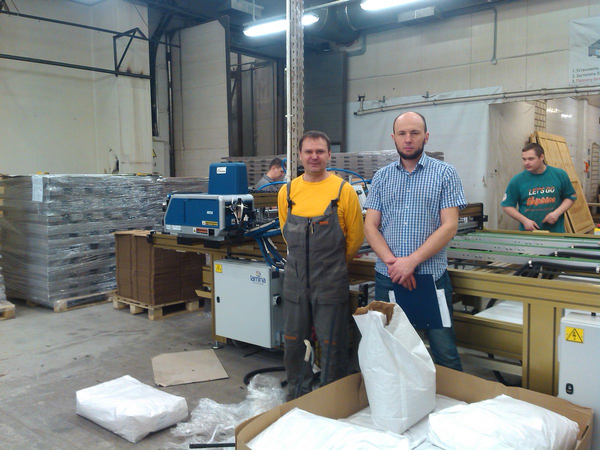 LaminaSystem's tweet photo. We recently installed a Gluer 2200 2OP, with four glue guns and a Workingstation at PVG in Russia. http://t.co/CTQ4RI8S9L