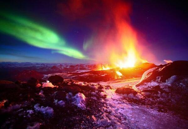 _Paisajes_'s tweet photo. Aurora Boreal y Volcán en Islandia. http://t.co/nMXcP9YO7c