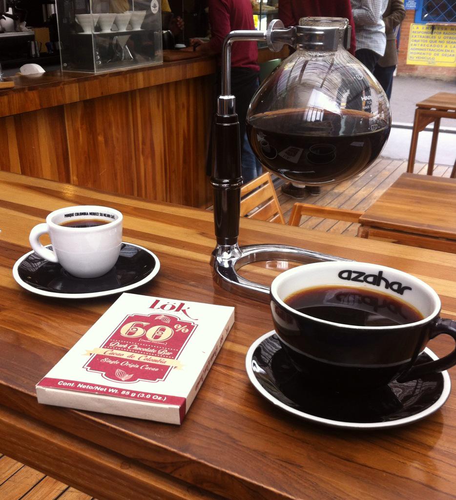 CafePremium_co's tweet photo. Un maridaje perfecto: café del Huila preparado en siphon con una barra de chocolate colombiano al 60% cacao http://t.co/frjYmjxRVZ