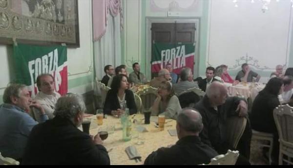 Cesc7Oficial's tweet photo. Incontro di #ForzaItalia ieri a #Monselice per la candidata Toffanin @scrivitoffanin #veneto2015 #elezioniregionali http://t.co/tny2MjyNFV