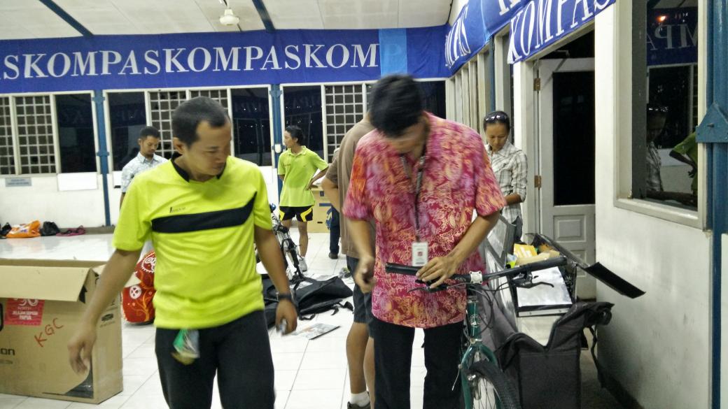 Packing sepeda oleh KGC, komunitas plng bnyak sbg peserta #JelajahSepeda Papua <a href="/KG_Cyclist/">KGC</a> <a href="/hariankompas/">Harian Kompas</a> #KOMPAS50th