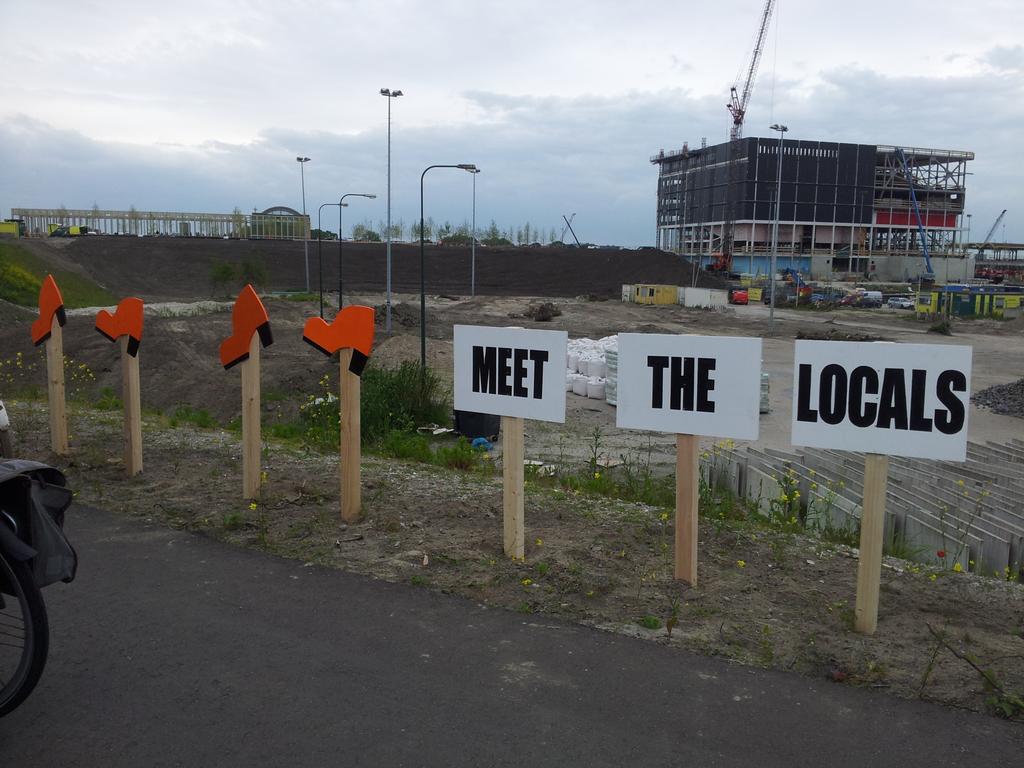 meetthelocalslr's tweet photo. En de borden van @AbronaCC staan! Zo vindt je de weg naar @dagvandebouw en opening @Berlijnplein 13 juni http://t.co/oV29XkTyUB