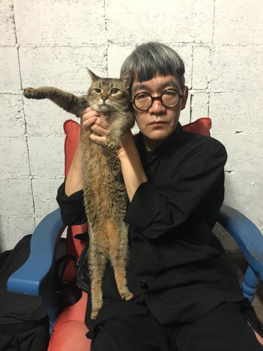 布施英利 家族の者がカメラを構え 猫を抱えてポーズを取れ というから 取ってみた Http T Co Mwqh0ztd Twitter