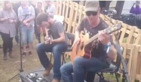 denon_dj's tweet image. Daft Punk, Acoustic Guitars &amp;amp; Ravers - Ace!
#FridayFeeling @TheShowhawkDuo bit.ly/Rave_Guitars