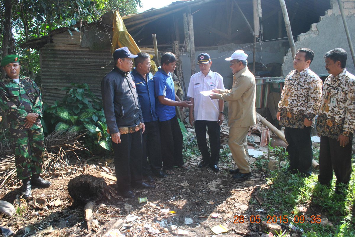 PoskoPMIDepok's tweet photo. pemberian bantuan ke pada korban rumah rubuh ... http://t.co/JKQl0jCulq