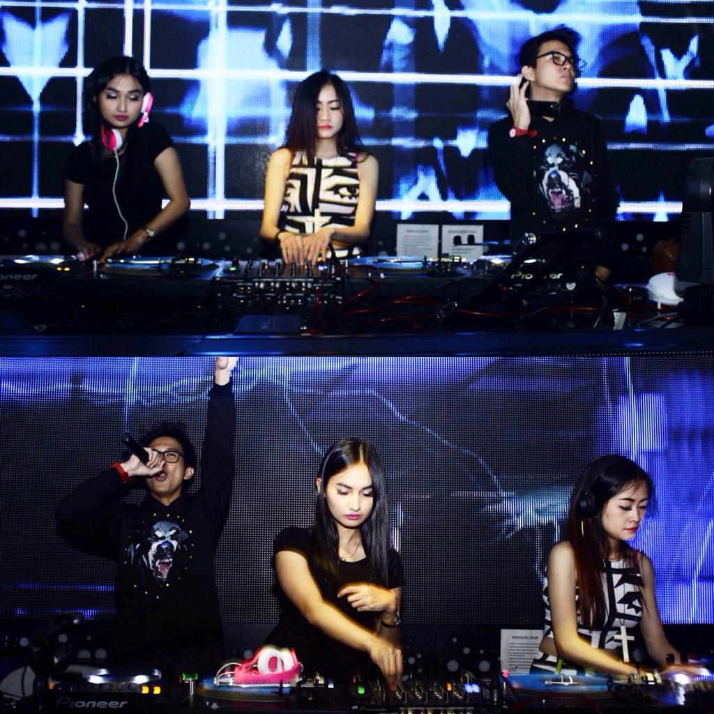 Say hello if u saw me . Turn up